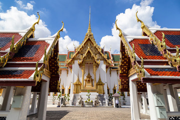 Naklejka premium Grand Palace and Wat Phra Kaew in sunny day