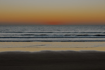 Fototapeta na wymiar Skyline Sunset on the beach concepto de paz vacaciones veranos calurosos