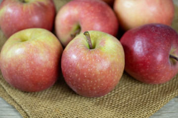 plusieurs pommes rouges et vertes sur une toile de jute