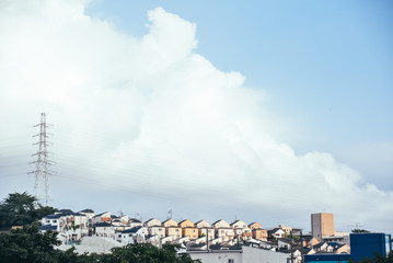 住宅と夏雲