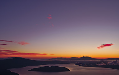 夜明けの空のグラデーション。津別峠、北海道、日本。Beautiful dawn sky landscape with mountain range silhouette and wispy lake. View from tsubetsu-pass,hokkaido,japan.