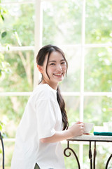 カフェでお茶をする素敵な日本人女性