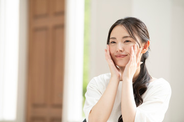 お肌の調子を気にする若い日本人女性 3　ズーム