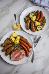 Zwei Portionen Oldenburger Grünkohl mit Pinkel, Kohlwurst, Kassler Nacken, Senf und Kartoffeln 