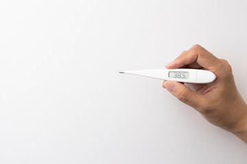 高熱を示す白いデジタル体温計