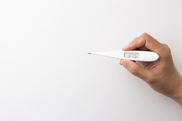 微熱を示す白いデジタル体温計