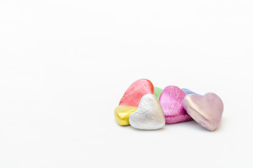 Grupo de corazones de diferentes colores juntos sobre fondo blanco. Símbolo de amor, unión