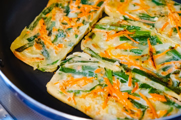 フライパンでチヂミを焼く様子　韓国料理