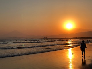 Fototapeta na wymiar 浜辺の夕日