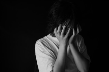 悲しみに暮れる女性