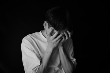 悲しみに暮れる男性