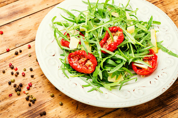 Salad with sun dried tomatoes and arugula