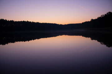 Fioletowo- różowy zachód słońca nad jeziorem