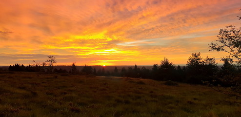 Roter Himmel beim Sonnenaufgang im Sommer