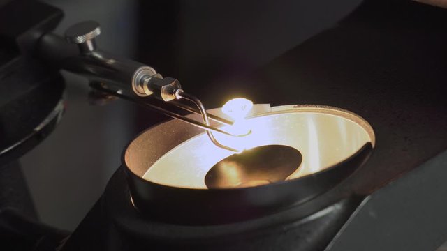 diamond brilliance test in a light machine in the lab