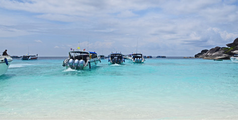 Fototapeta premium Traveling speed boats in blue sea of Similan bay in Thailand