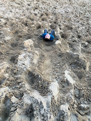 Fototapeta na wymiar Junge im Sand