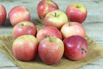 plusieurs pommes rouges et vertes sur une toile de jute