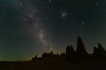 Fototapeta premium milky way at pinnacles near Cervantes, western australia