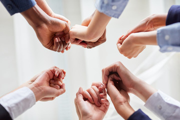  Motivation und Jubel unter Geschäftsleuten im Büro