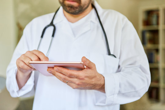 Arzt mit Tablet Computer für digitale Patientenakte