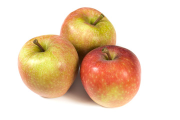 pommes rouges et vertes isolées sur un fond blanc