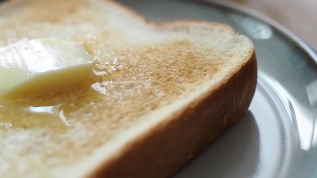 トーストしたパンの上で溶けるバター