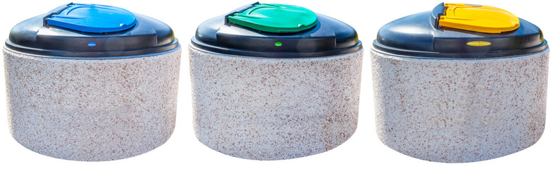 Poubelles publiques de tri sélectif  sur fond blanc 