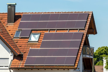 Fototapeta premium Haus-Dach mit Photovoltaik module