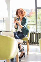 frau sitzt arbeitend im cafe