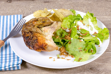 assiette de poulet rôti, chips et salade verte