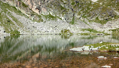 Obraz na płótnie Canvas Lake in the Rila mountains of Bulgaria