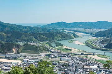 Canvas schilderij  川が流れる田舎の町  © RYOTA