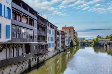 Fototapeta na wymiar Nice buildings on the river Tarn in French town Castres.