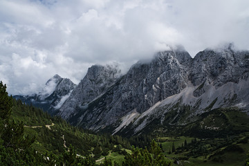 Bergformation mit Wolken