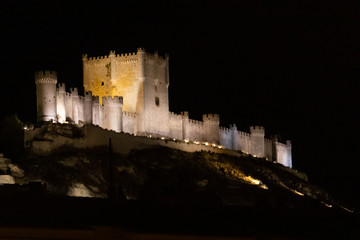 Paisaje castellano iluminado por una gran luna llena