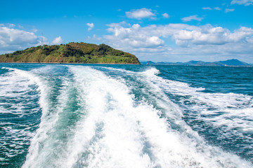 瀬戸内海・来島海峡のボートの船走波　Ship waves of a pleasure boat at Strait of  Kurushima in Seto-naikai, Inland sea of Japan, Imabari city, Ehime pref. Japan