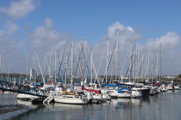 Fototapeta premium Bâteaux de plaisance dans le port de plaisance de Port Louis, ville de Port-Louis, département du Morbihan, région Bretagne, France