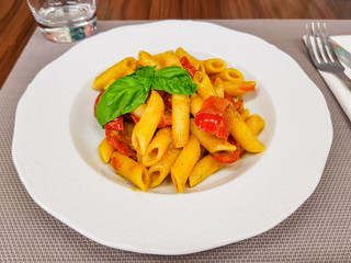 Pasta alla portofino con olio, pesto genovese, pomodorini e basilico fresco