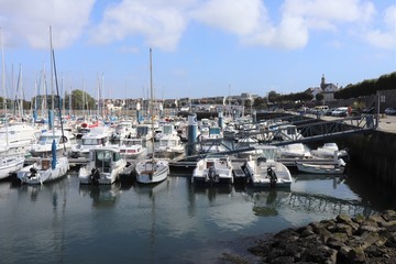 Fototapeta na wymiar Bâteaux de plaisance dans le port de plaisance de Port Louis, ville de Port-Louis, département du Morbihan, région Bretagne, France