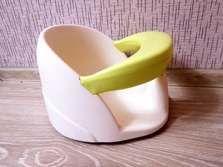 Comfortable baby seat for a bathtub white with green bumper