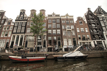 Typische Häuserzeile in Amsterdam;  Herengracht  mit De Hond