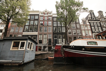 Fototapeta na wymiar Romantisches Amsterdam; Hausbootidylle in der Herengracht (De Hond)