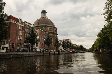 Fototapeta na wymiar Amsterdam; Singel mit Rond Lutherse Kerk