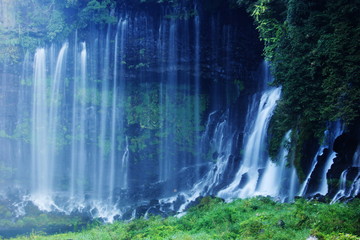 富士山の夏　天下の名瀑　白糸の滝　絹のような水流