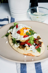Pan naan con verduras asadas y huevo