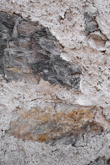 Wall with rough-hewn built-in natural stones