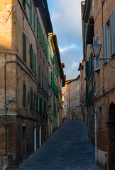 Leere Straße in der Altstadt von Siena in der Toskana, Italien 