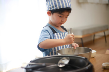 料理する男の子