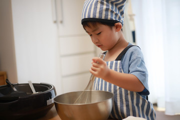 料理する男の子